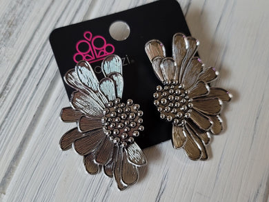 paparazzi-accessories-farmstead-meadow-silver-post earrings